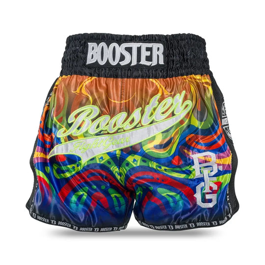 Booster Fight Gear Muay Thai short met regenboogdesign, brede zwarte tailleband met Booster-logo en kleurrijke print met BFG-logo aan de voorkant.