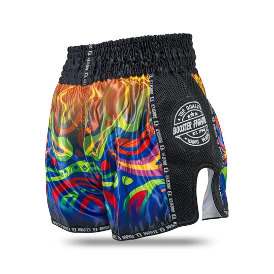 Achteraanzicht van Booster Fight Gear Muay Thai short met kleurrijk regenboogpatroon, zwarte mesh zijkanten en brede zwarte tailleband met Booster-logo.