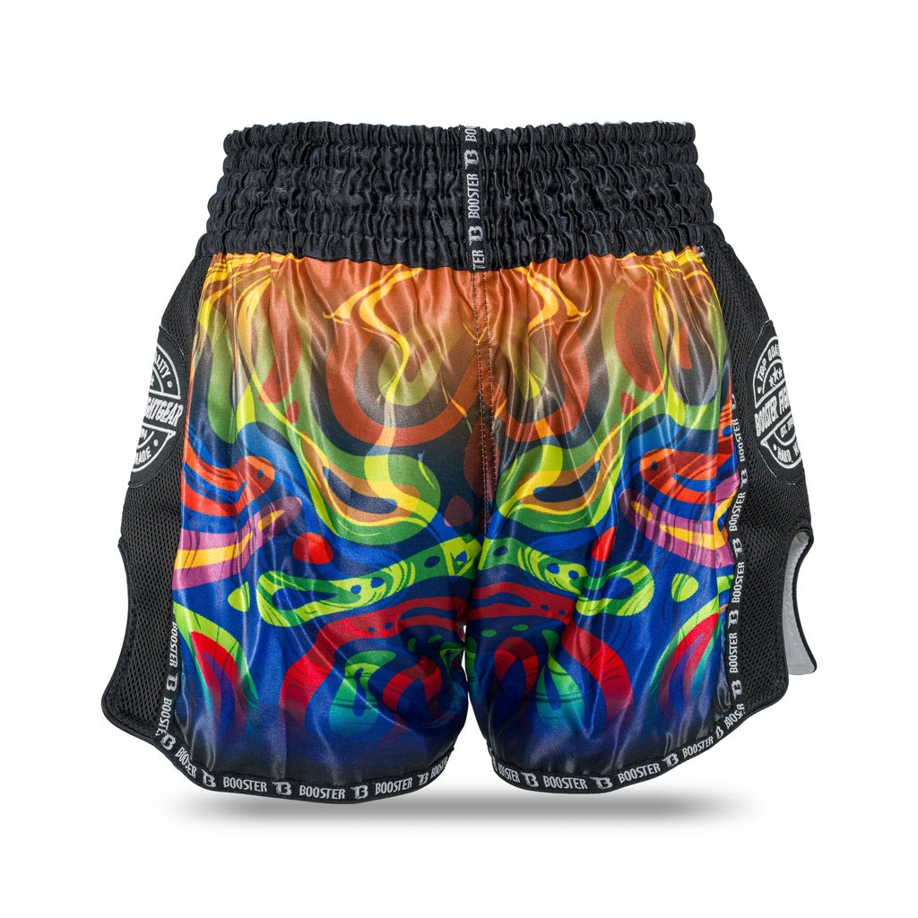 Achterkant van Booster Fight Gear Muay Thai short met felgekleurd regenboogpatroon, brede zwarte tailleband en zwarte mesh zijkanten.
