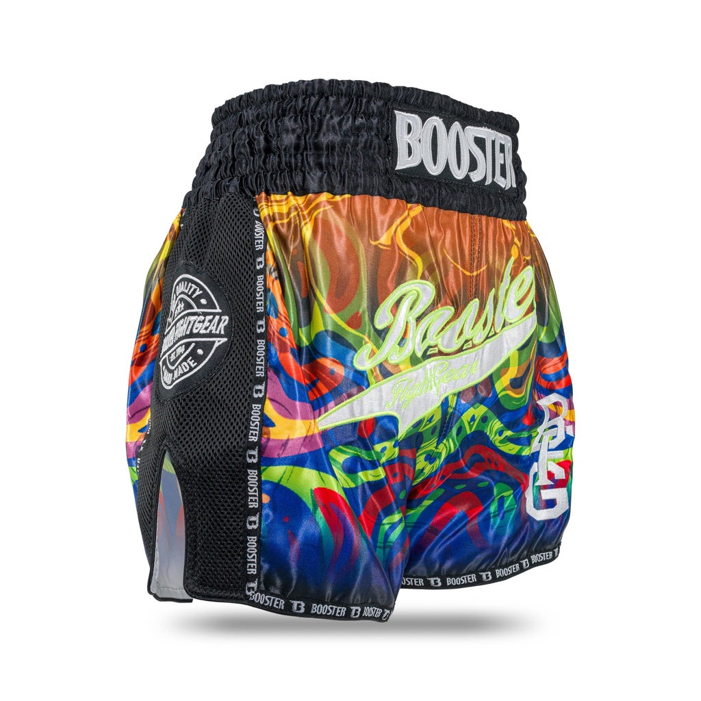 Booster Fight Gear Muay Thai short met kleurrijk regenboogdesign, zwarte zijkanten van mesh en brede zwarte tailleband met Booster-logo.