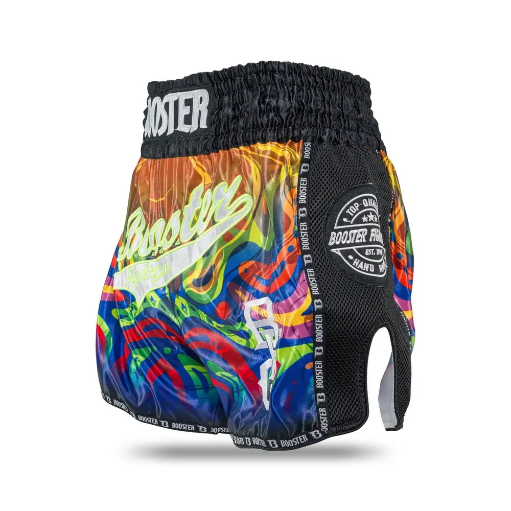 Booster Fight Gear Muay Thai short met felgekleurd regenboogpatroon, zwarte mesh zijkant en brede tailleband met Booster-logo, zijaanzicht.