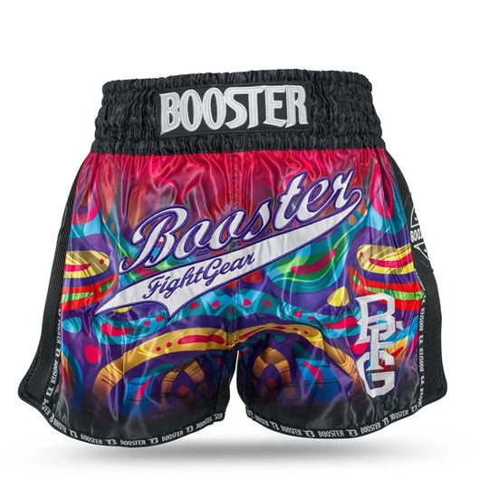 Booster Fight Gear Muay Thai short met paars-rood regenboogdesign, brede zwarte tailleband met Booster-logo en groot Booster Fight Gear logo op de voorkant.