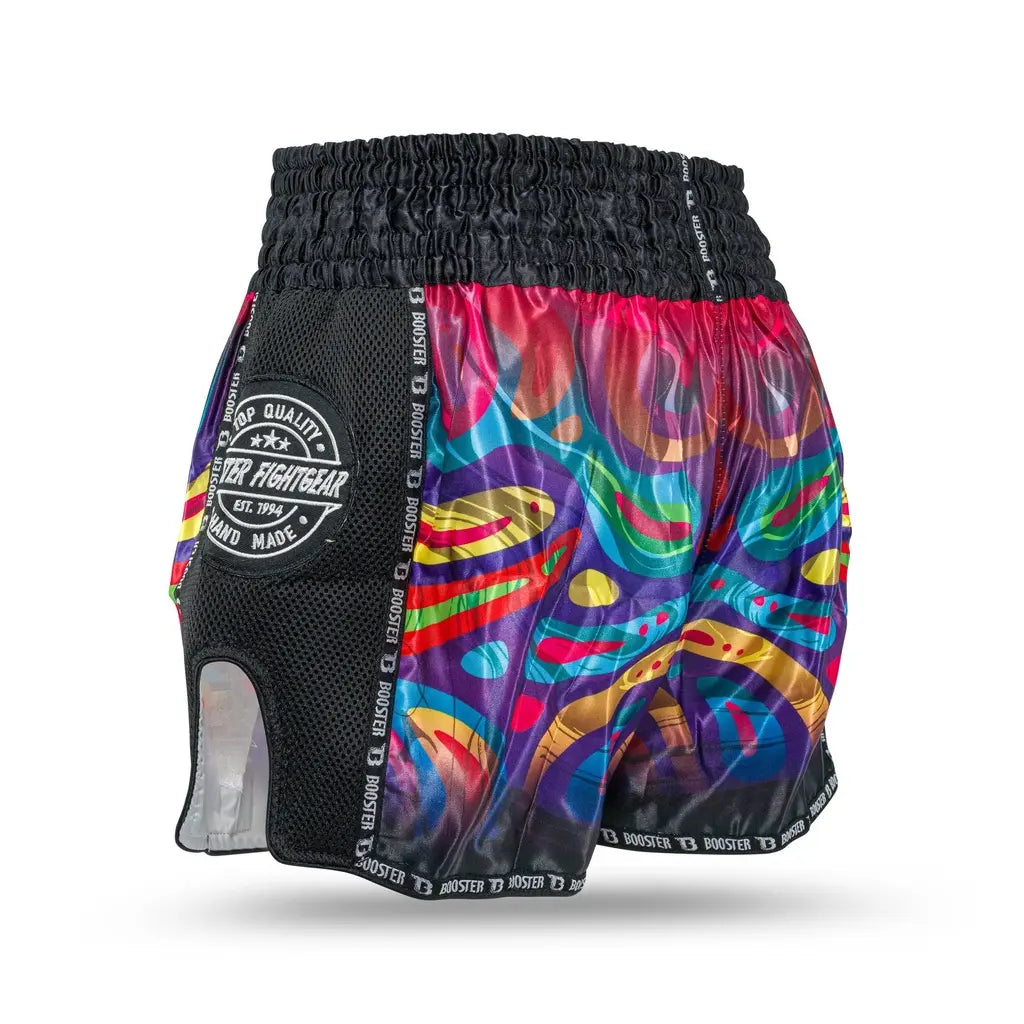 Booster Fight Gear Muay Thai short met kleurrijk paars-rood regenboogdesign, brede zwarte tailleband en zwarte mesh zijpanelen met logo, zijaanzicht.