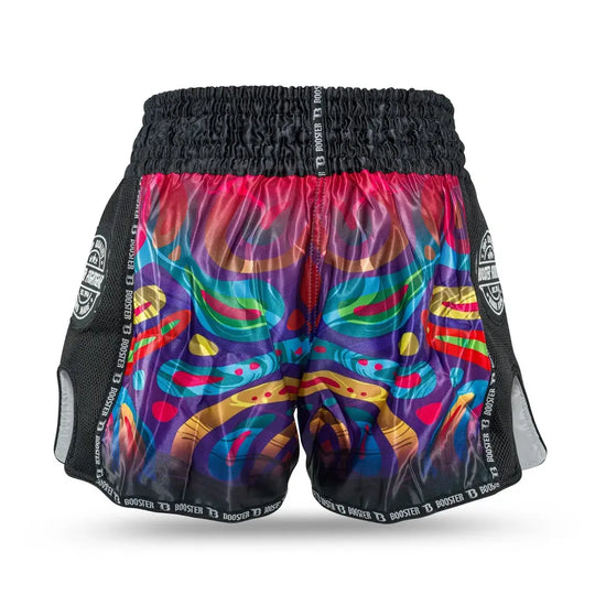Achteraanzicht van Booster Fight Gear Muay Thai short met kleurrijk paars-rood-blauw regenboogpatroon, brede zwarte tailleband en zwarte mesh zijpanelen.