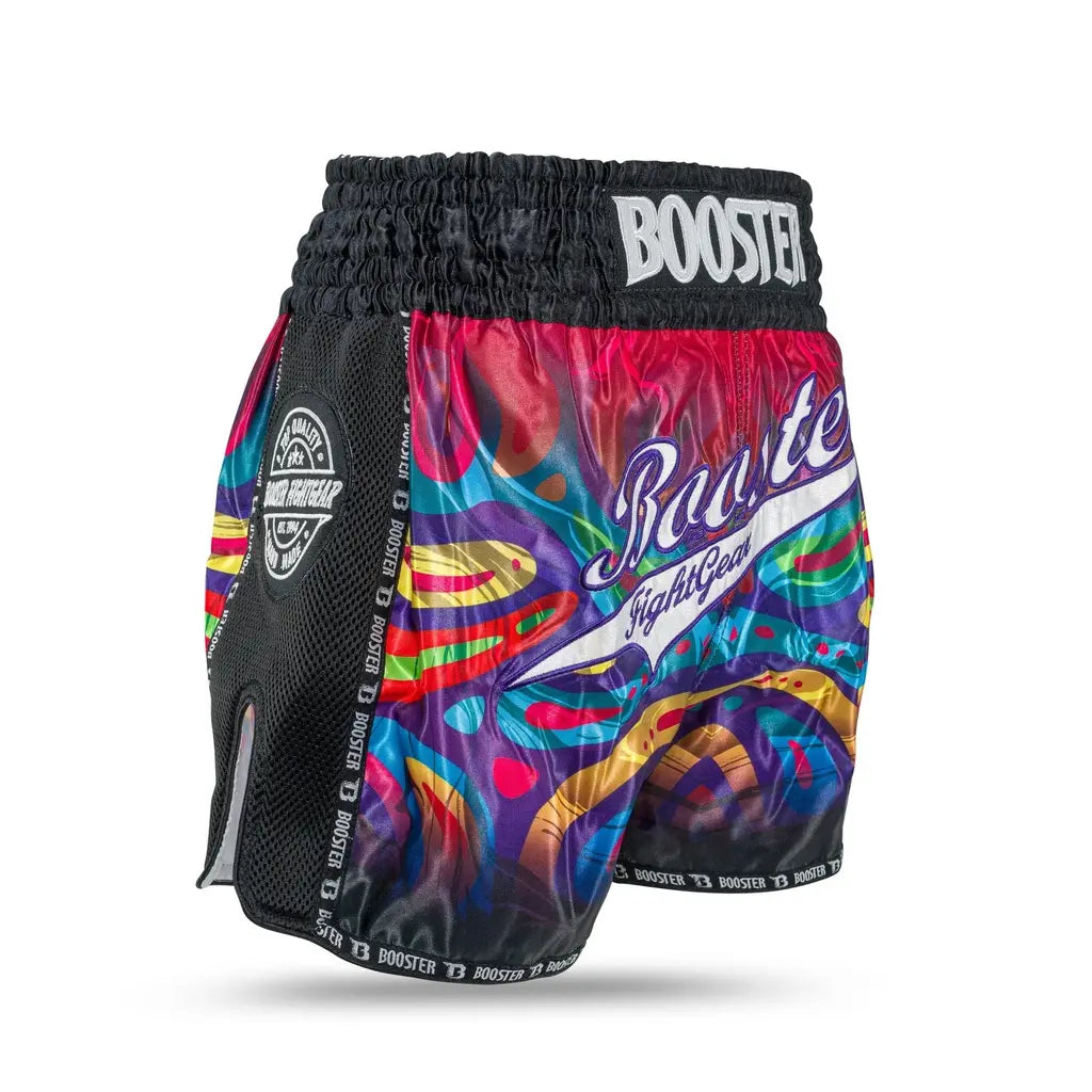 Booster Fight Gear Muay Thai short met kleurrijk paars-rood-blauw regenboogdesign, brede zwarte tailleband met Booster-logo en zwarte mesh zijpanelen.