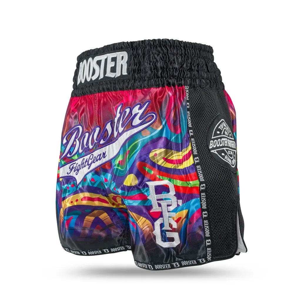 Booster Fight Gear Muay Thai short met kleurrijk paars-rood regenboogdesign, brede zwarte tailleband en zwarte mesh zijpanelen met logo, zijaanzicht.