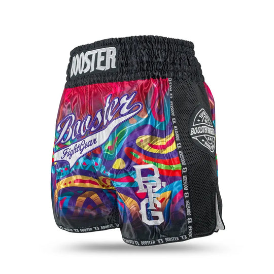 Booster Fight Gear Muay Thai short met kleurrijk paars-rood regenboogdesign, brede zwarte tailleband en zwarte mesh zijpanelen met logo, zijaanzicht.