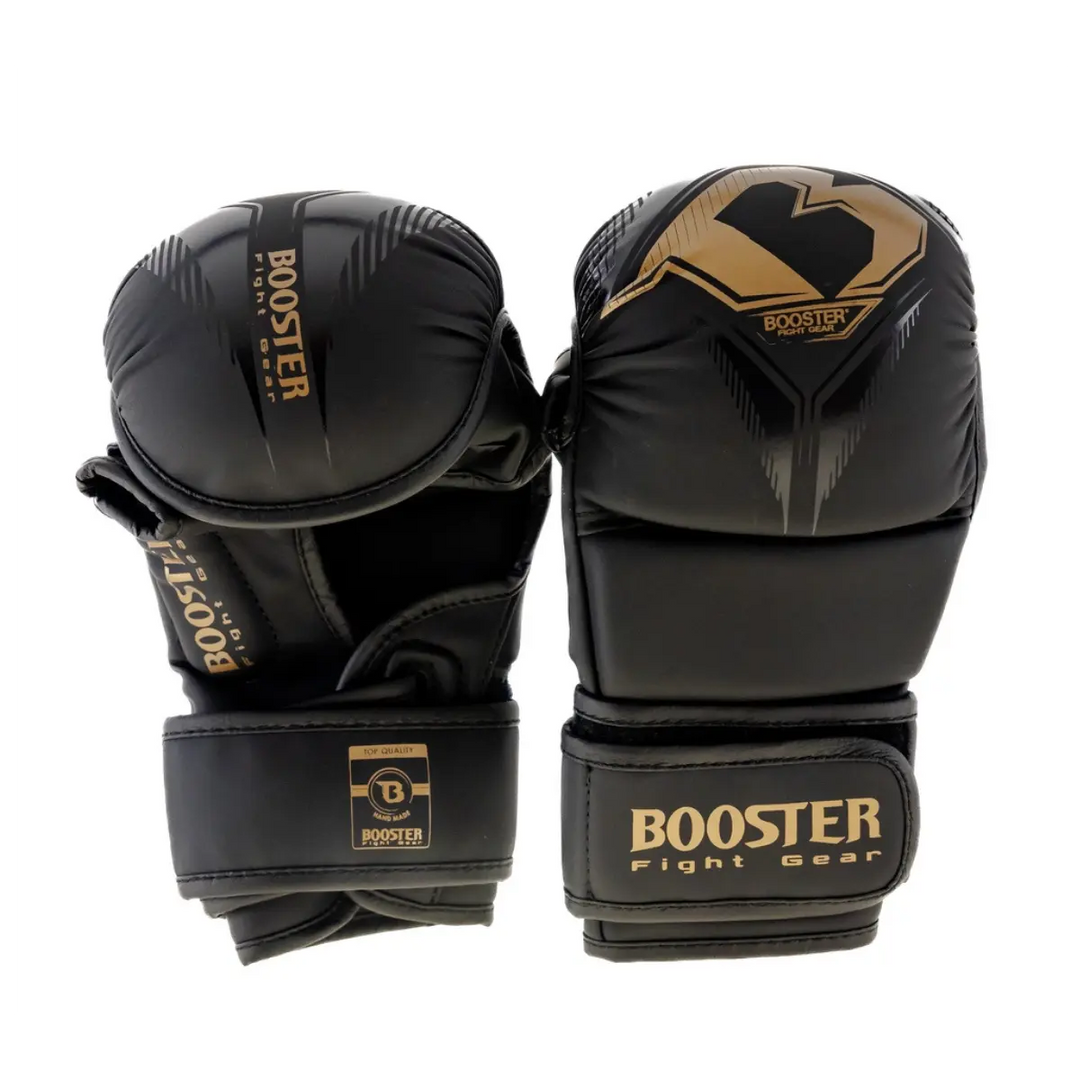 Zwarte Booster MMA-handschoenen met gouden accenten en open handpalm. Voorzien van klittenbandsluiting en stevige padding. Geschikt voor MMA-training en sparren.