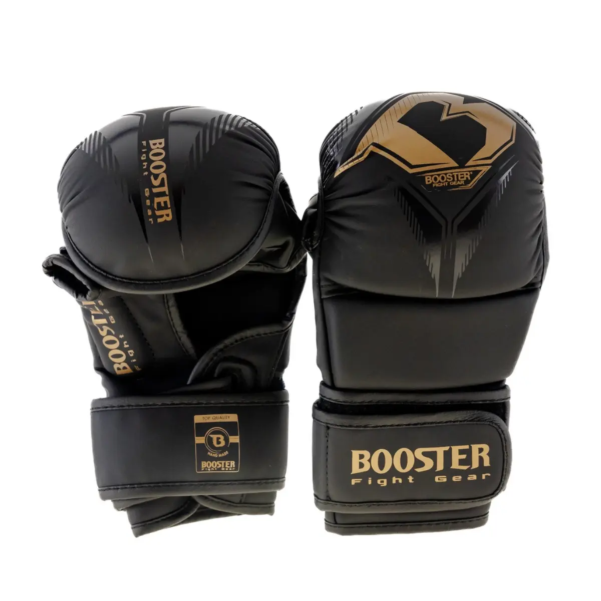 Zwarte Booster MMA-handschoenen met gouden accenten en open handpalm. Voorzien van klittenbandsluiting en stevige padding. Geschikt voor MMA-training en sparren.