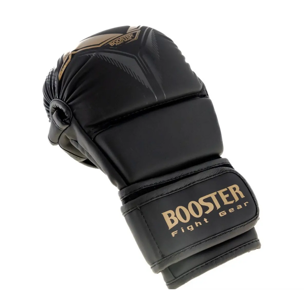 Close-up van een zwarte Booster MMA-handschoen met goudkleurig logo. De handschoen heeft een brede klittenbandsluiting en stevige padding voor optimale bescherming tijdens het trainen.