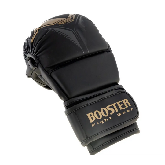 Close-up van een zwarte Booster MMA-handschoen met goudkleurig logo. De handschoen heeft een brede klittenbandsluiting en stevige padding voor optimale bescherming tijdens het trainen.