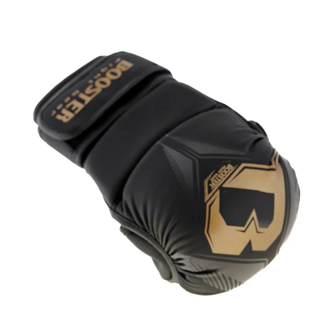 Zwarte Booster MMA-handschoen met opvallend gouden logo aan de bovenkant. Te zien vanaf de zijkant met stevige polssluiting en voorgevormde padding. Ontworpen voor grip en bescherming.