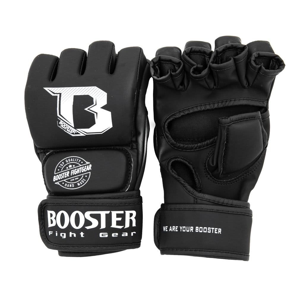 Booster MMA Handschoenen Supreme Zwart getoond van voor- en achterzijde. De handschoenen hebben open vingers, stevige padding en een brede klittenbandsluiting met het logo “Booster Fight Gear”. Ontworpen voor maximale grip, bescherming en comfort tijdens intensieve training.