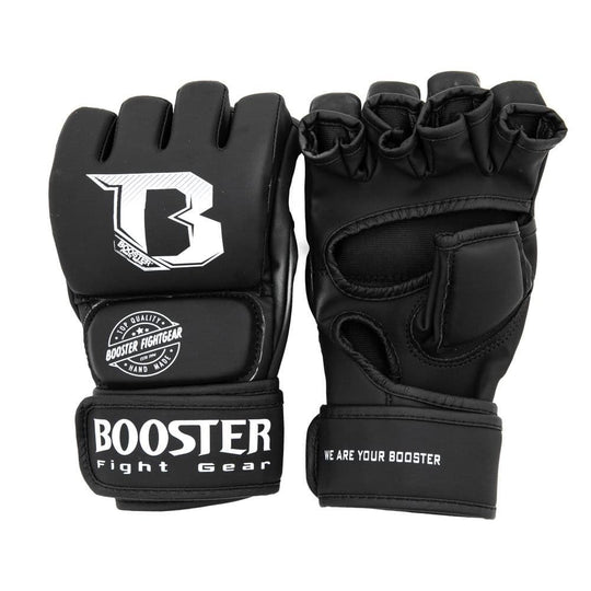 Booster MMA Handschoenen Supreme Zwart getoond van voor- en achterzijde. De handschoenen hebben open vingers, stevige padding en een brede klittenbandsluiting met het logo “Booster Fight Gear”. Ontworpen voor maximale grip, bescherming en comfort tijdens intensieve training.