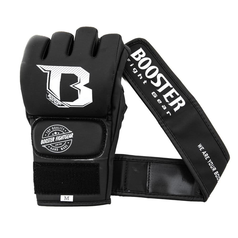 Voorzijde van de Booster MMA Handschoenen Supreme Zwart met opvallend wit Booster-logo op de knokkel en merkopdruk op de polsband. De handschoen toont stevige padding en verstelbare sluiting voor optimale pasvorm en polsondersteuning.
