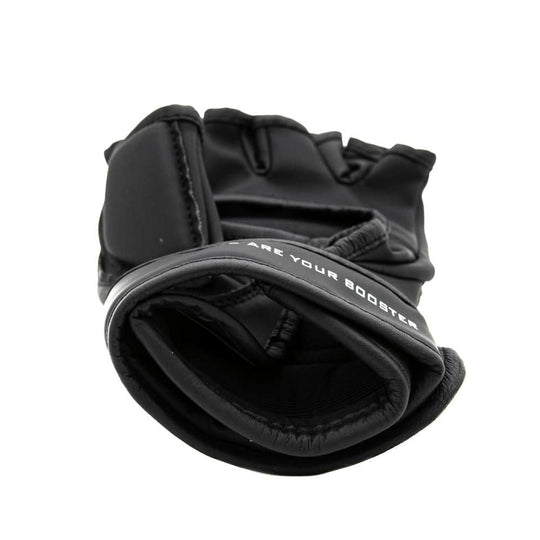 Close-up van de Booster MMA Handschoenen Supreme Zwart, met zicht op de gebogen polsband met de tekst “You Are Your Booster”. De handschoen toont het stevige stiksel en de hoogwaardige afwerking voor maximale ondersteuning.