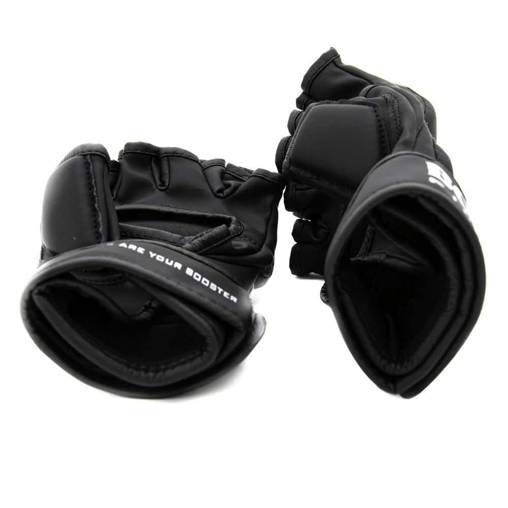 Zwarte Booster MMA Handschoenen Supreme liggend naast elkaar, met zicht op de open handpalm en gewatteerde bescherming. De tekst “You Are Your Booster” op de polsband benadrukt de merkidentiteit en motivatie van het design.