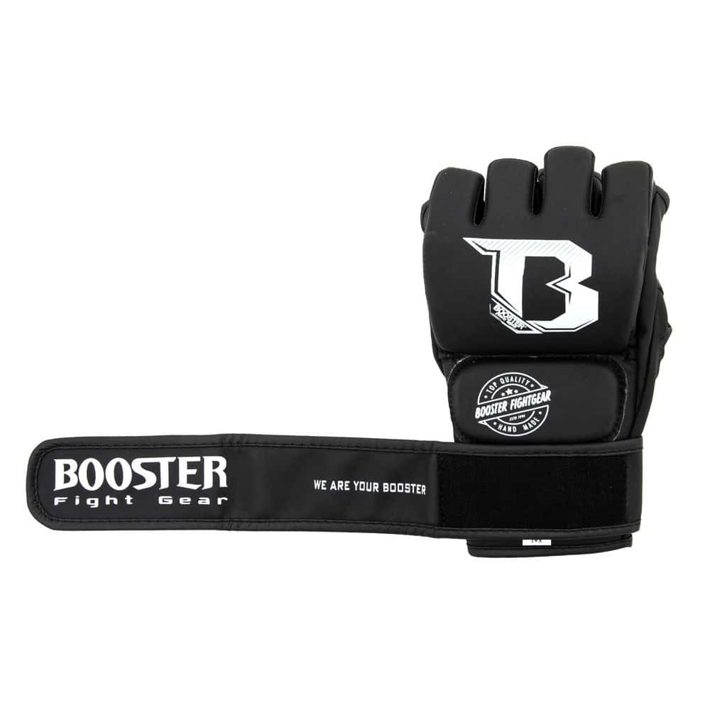 Booster MMA Handschoenen Supreme Zwart met geopende klittenbandsluiting. Het grote witte Booster-logo en de tekst “We Are Your Booster” op de polsband benadrukken het merk. Ontworpen voor comfort, controle en bescherming tijdens intensieve trainingen.
