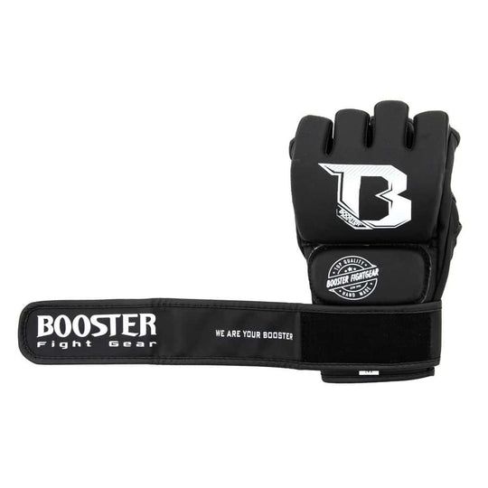 Booster MMA Handschoenen Supreme Zwart met geopende klittenbandsluiting. Het grote witte Booster-logo en de tekst “We Are Your Booster” op de polsband benadrukken het merk. Ontworpen voor comfort, controle en bescherming tijdens intensieve trainingen.