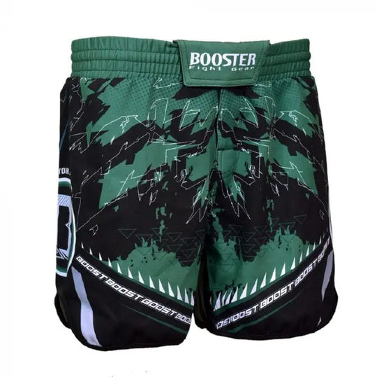 Booster MMA fightshorts in groen-zwart design met logo en elastische tailleband, voorkant zichtbaar.