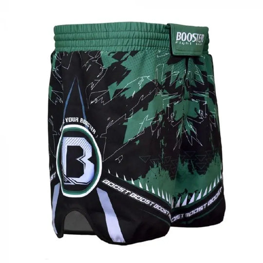 Booster MMA fightshorts groen-zwart met zijdelingse logo-opdruk en elastische tailleband, achterkant zichtbaar.