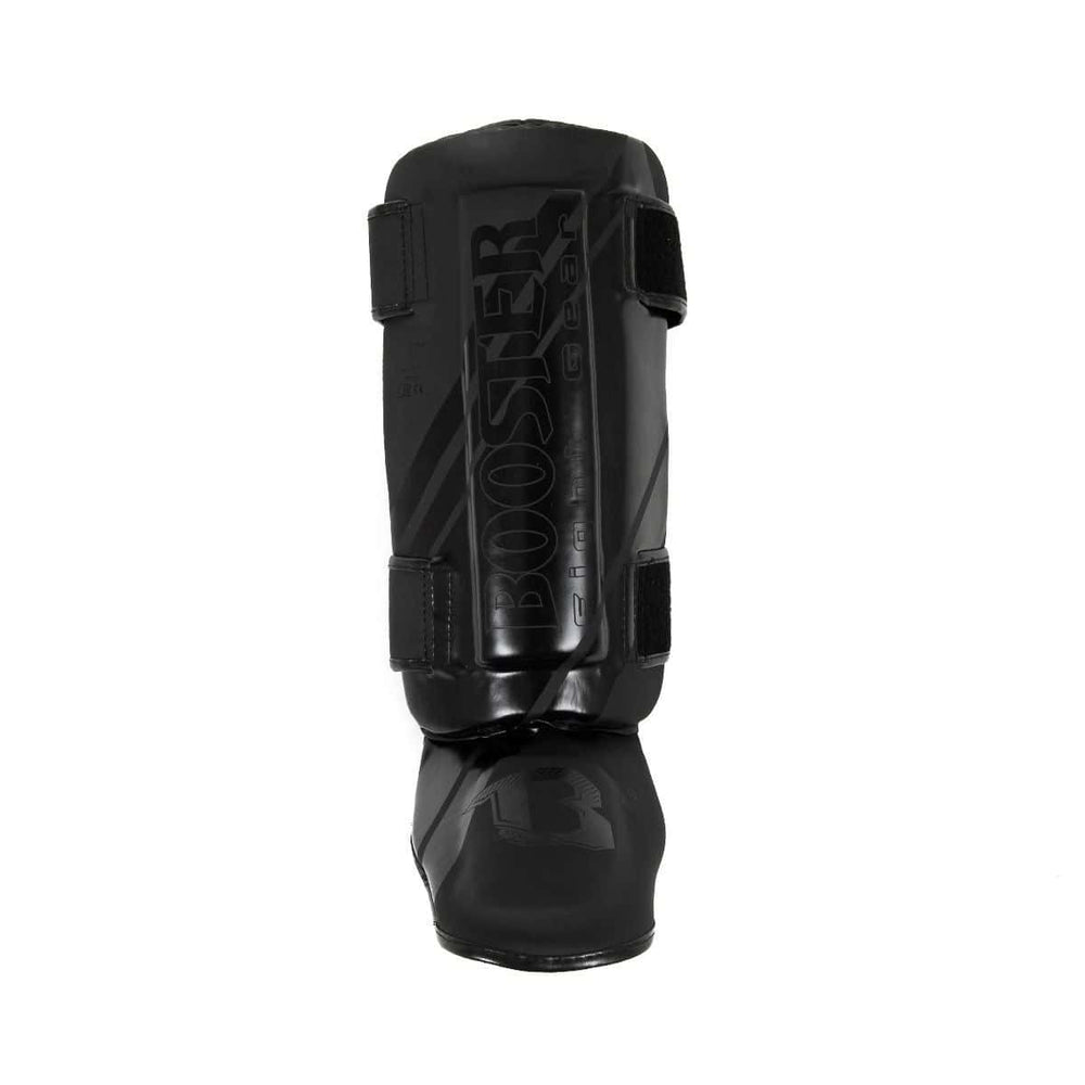 Vooraanzicht van een zwarte Booster Thai Striker V2 scheenbeschermer met een groot, zwart logo op de voorkant.