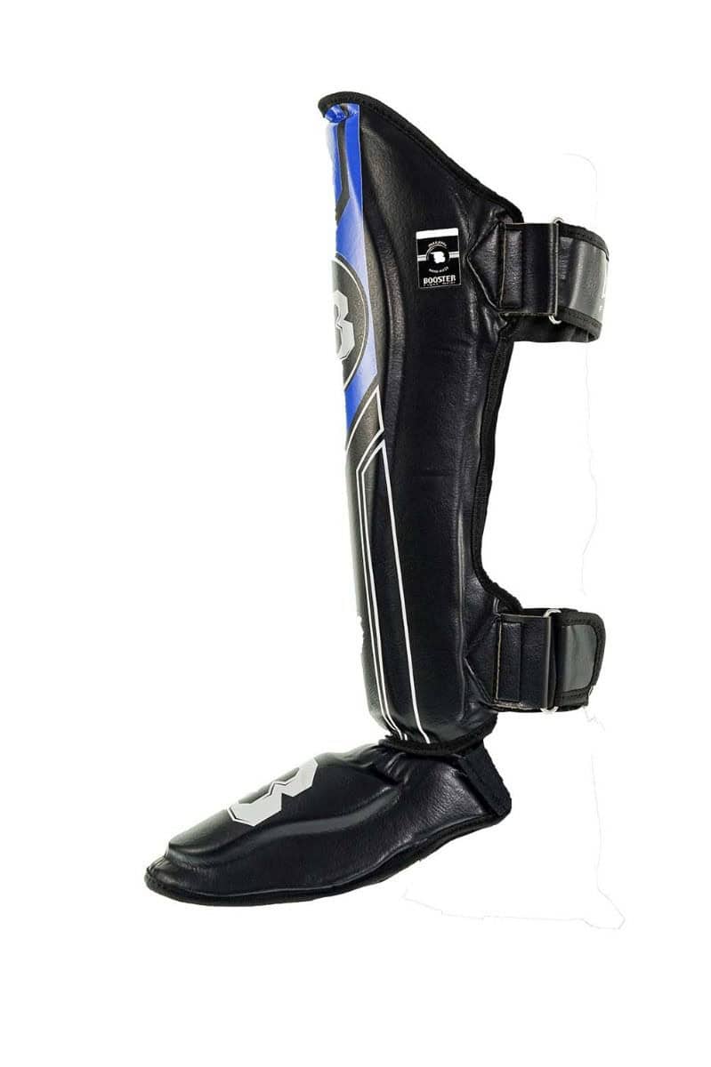 Zijaanzicht van de Booster Scheenbeschermers BSG V9 in zwart met blauwe accenten, voorzien van dubbele klittenbandsluitingen en een anatomisch gevormd ontwerp voor maximale bescherming bij kickbokstrainingen.