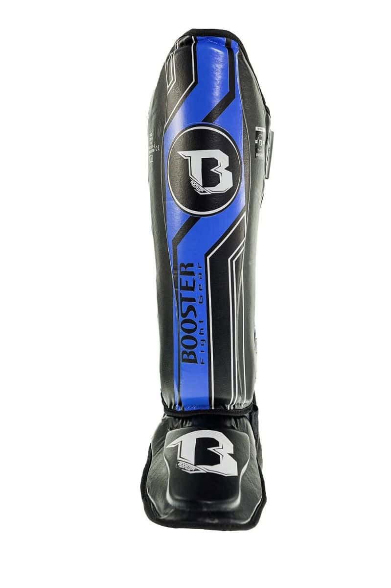 Vooraanzicht van de Booster Scheenbeschermers BSG V9 in zwart met blauwe accenten, gemaakt voor optimale schokabsorptie en stabiliteit tijdens intensieve kickbokstrainingen.