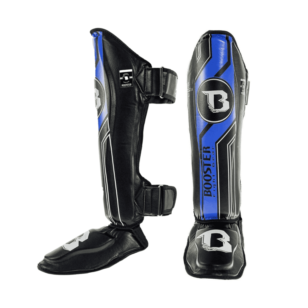 Set van Booster Scheenbeschermers BSG V9 in zwart met blauwe accenten, voorzien van stevige klittenbandsluitingen en voetbescherming voor intensieve kickbokstrainingen.