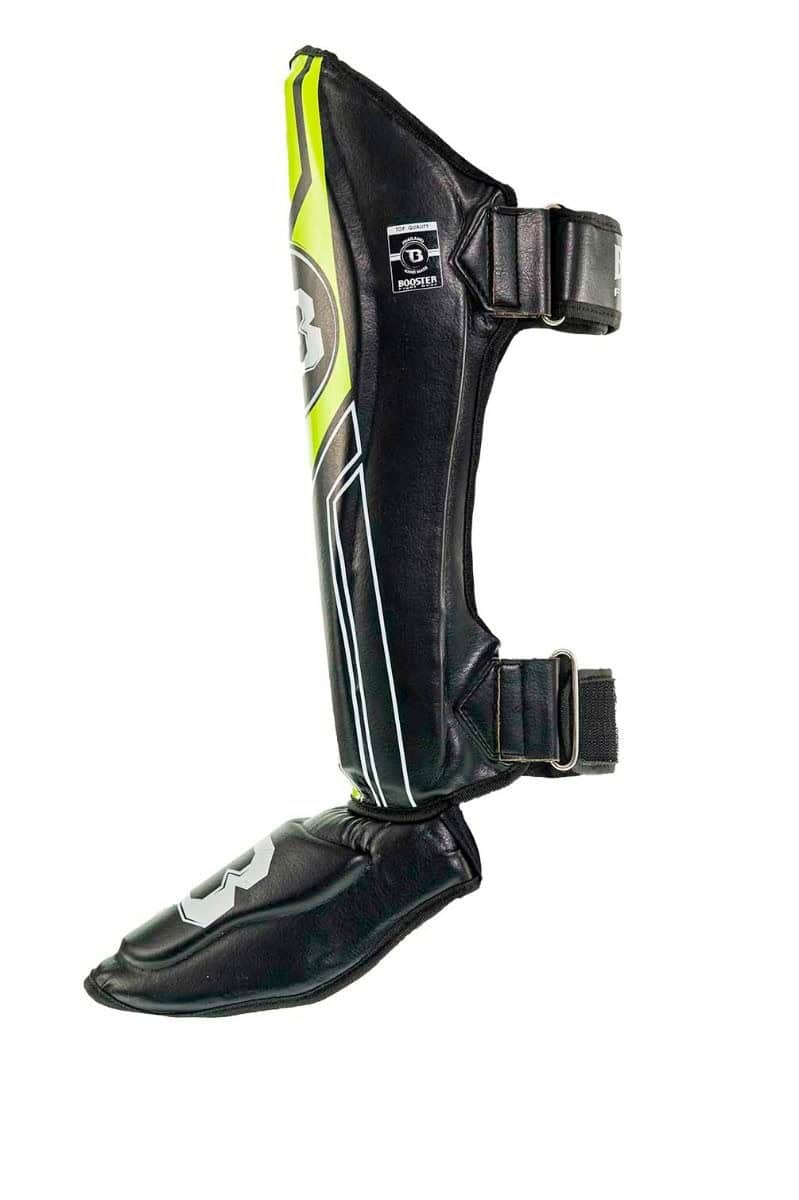 Zijaanzicht van de Booster Scheenbeschermers BSG V9 in zwart met gele details, voorzien van stevige klittenbandsluitingen en anatomische pasvorm voor maximale bescherming tijdens kickbokstrainingen.