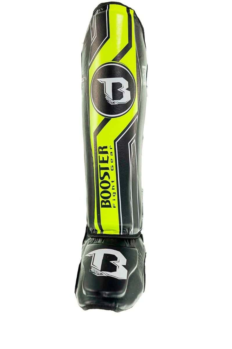 Vooraanzicht van de Booster Scheenbeschermers BSG V9 in zwart met felgele accenten, gemaakt voor optimale bescherming en stabiliteit tijdens intensieve kickbokstrainingen.