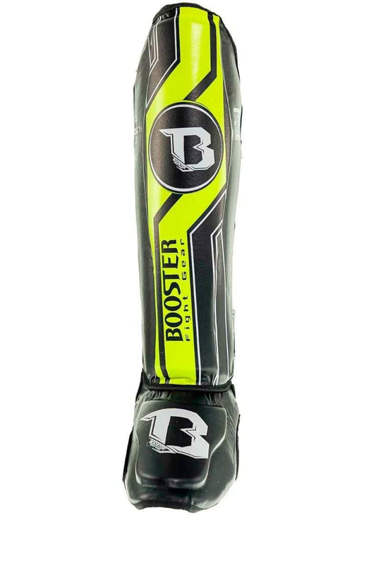 Vooraanzicht van de Booster Scheenbeschermers BSG V9 in zwart met felgele accenten, gemaakt voor optimale bescherming en stabiliteit tijdens intensieve kickbokstrainingen.