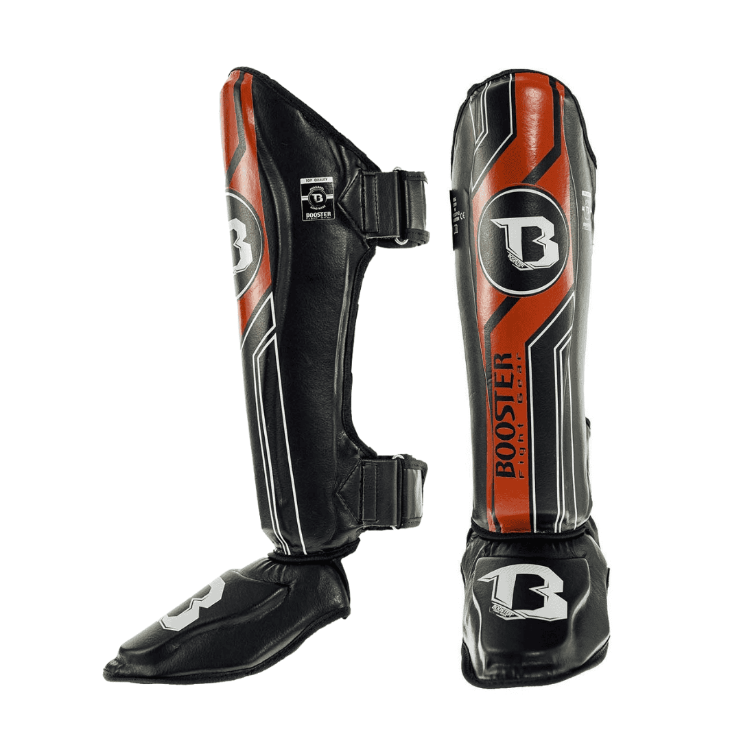 Set Booster Scheenbeschermers BSG V9 in zwart met rode details, voorzien van stevige klittenbandsluitingen en voetbescherming, ideaal voor intensieve kickbokstrainingen.
