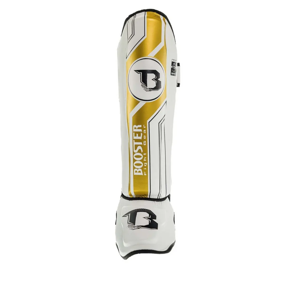 Witte Booster BSG V9 scheenbeschermer met gouden accenten en groot B-logo, voor kickbokstraining.