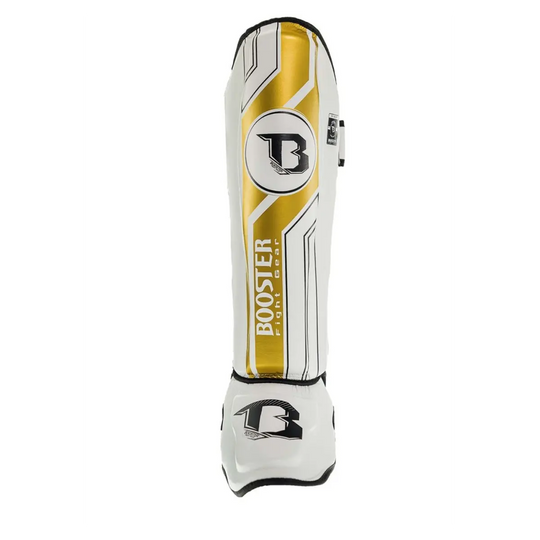 Witte Booster BSG V9 scheenbeschermer met gouden accenten en groot B-logo, voor kickbokstraining.