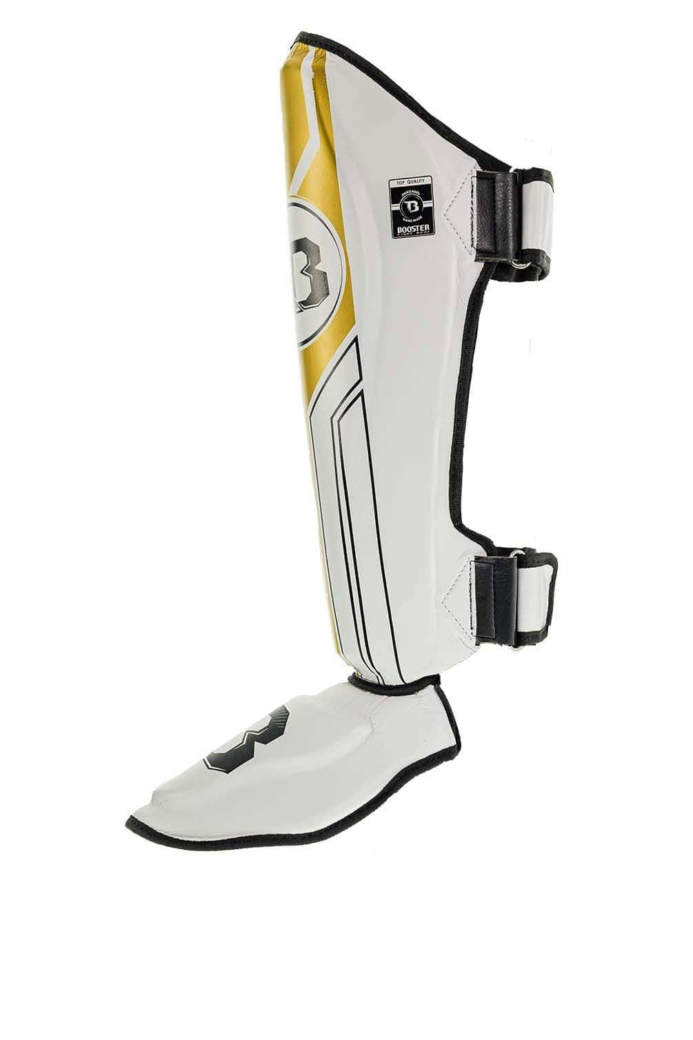 Zijaanzicht van de Booster Scheenbeschermers BSG V9 in wit met goudkleurige details, voorzien van dubbele klittenbandsluitingen en voetbescherming voor maximale stabiliteit tijdens kickbokstraining.