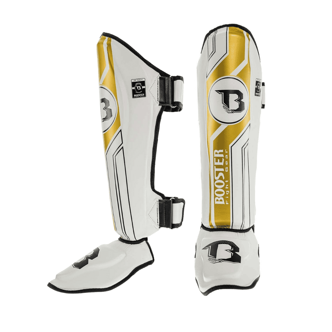 Set Booster Scheenbeschermers BSG V9 in wit met gouden accenten, met stevige klittenbandsluitingen en geïntegreerde voetbescherming voor maximale stabiliteit en impactabsorptie tijdens kickbokstrainingen.