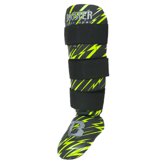 Kickboks scheenbeschermer van Booster Fight Gear met opvallend bliksemontwerp en drie stevige klittenbandsluitingen voor optimale pasvorm.