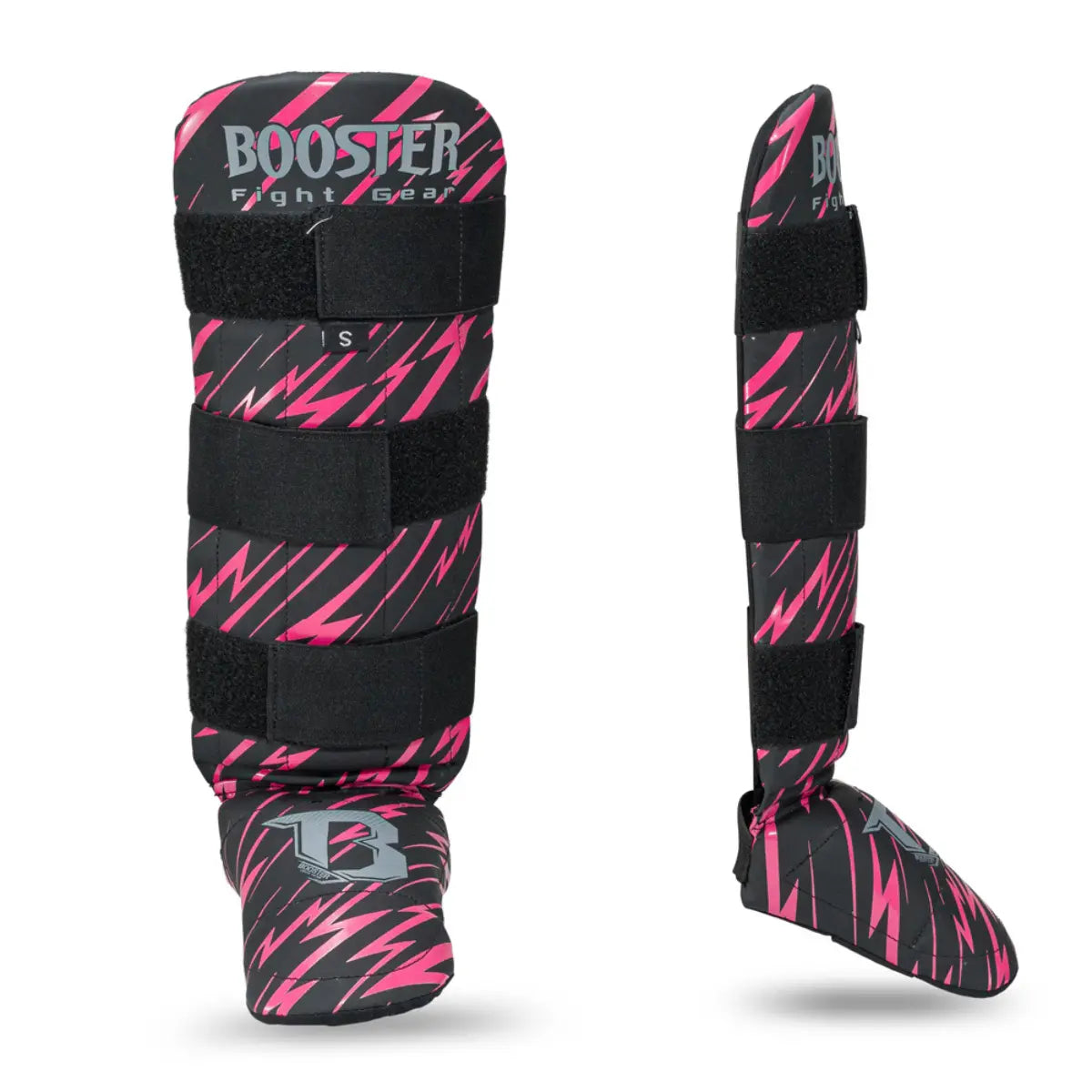 Set scheenbeschermers van Booster Fight Gear met roze bliksemdesign, stevige klittenbandsluitingen en geïntegreerde voetbeschermer in voor- en zijaanzicht.