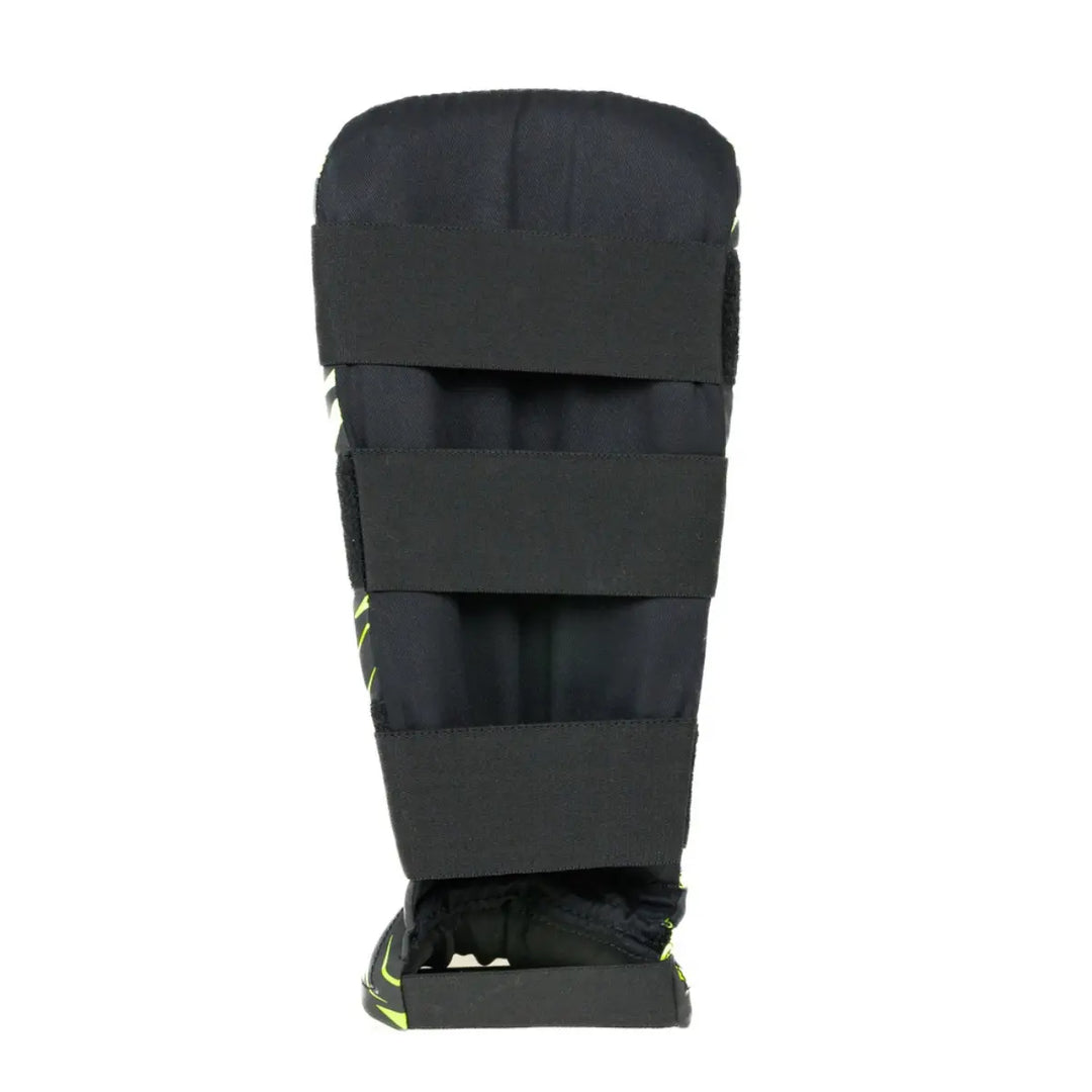 Zwarte Booster scheenbeschermer van de Combat Series, voorzien van vier stevige klittenbandsluitingen en zichtbare groene bliksemranden aan de zijkant.









