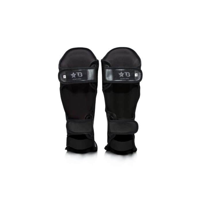 Binnenzijde van zwarte Fairtex scheenbeschermers met verstelbare klittenbandsluitingen en comfortabele voering, ontworpen voor stevige pasvorm en ondersteuning tijdens het trainen.