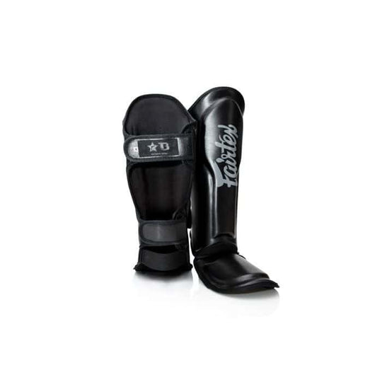 Zwarte Booster FXB scheenbeschermers met zicht op de voor- en binnenkant, voorzien van klittenband en Fairtex-logo voor kickboksers.