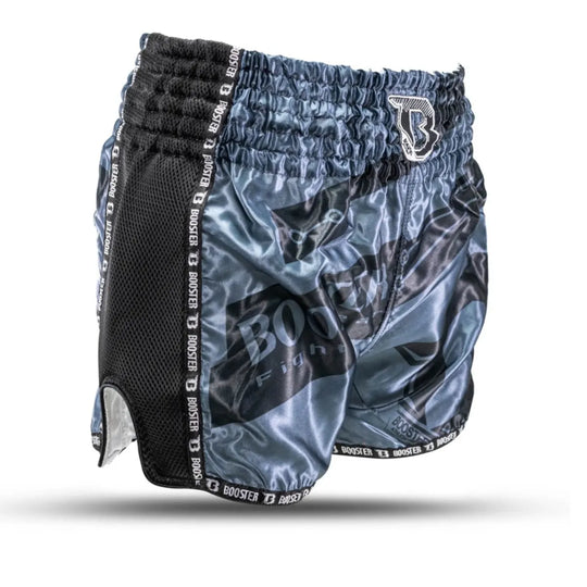 Deze afbeelding toont de achterkant van het broekje, waarbij de glanzende grijze tinten en zwarte patronen goed opvallen. Het mesh aan de zijkant biedt ventilatie tijdens intensieve training. De zoom is afgewerkt met een Booster-band voor extra detail.