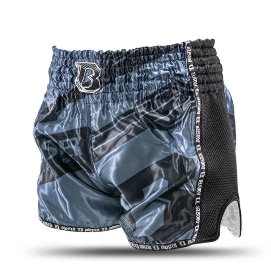 Op deze foto is het kickboksbroekje vanuit een hoek zichtbaar, waardoor het ontwerp en de structuur van de stof goed naar voren komen. De zijkanten hebben ventilerende mesh-panelen voor extra comfort. Het Booster-logo en de grafische print zijn duidelijk aanwezig.