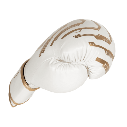 Een witte Booster bokshandschoen, gezien vanaf de duimkant. De handschoen heeft gouden grafische accenten en een goudkleurige rand langs de sluiting.