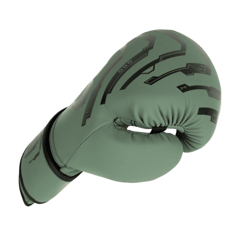 Groene Booster Youth V2 bokshandschoen, zijaanzicht, met een gebogen vorm en zwart grafisch patroon op de vuist.