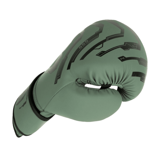 Groene Booster Youth V2 bokshandschoen, zijaanzicht, met een gebogen vorm en zwart grafisch patroon op de vuist.