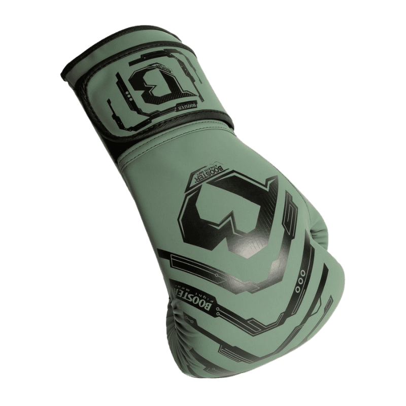 Groene Booster Youth V2 bokshandschoen, bovenaanzicht met zwart Booster-logo en strakke lijnen in het design.