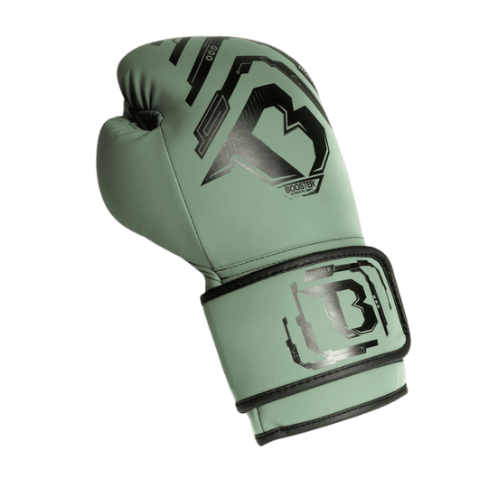 Groene Booster Youth V2 bokshandschoen, close-up van de voorkant met zwart design en klittenbandsluiting met zwart Booster-logo.