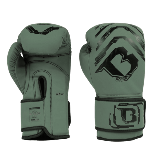 Groene Booster Youth V2 bokshandschoenen, voor- en achterkant, die de volledige handschoen toont, met strakke zwarte details en een comfortabele polssluiting.